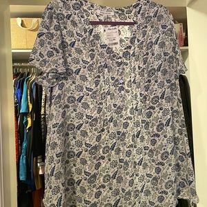 New flowy blouse blue with beige accents and buttons.